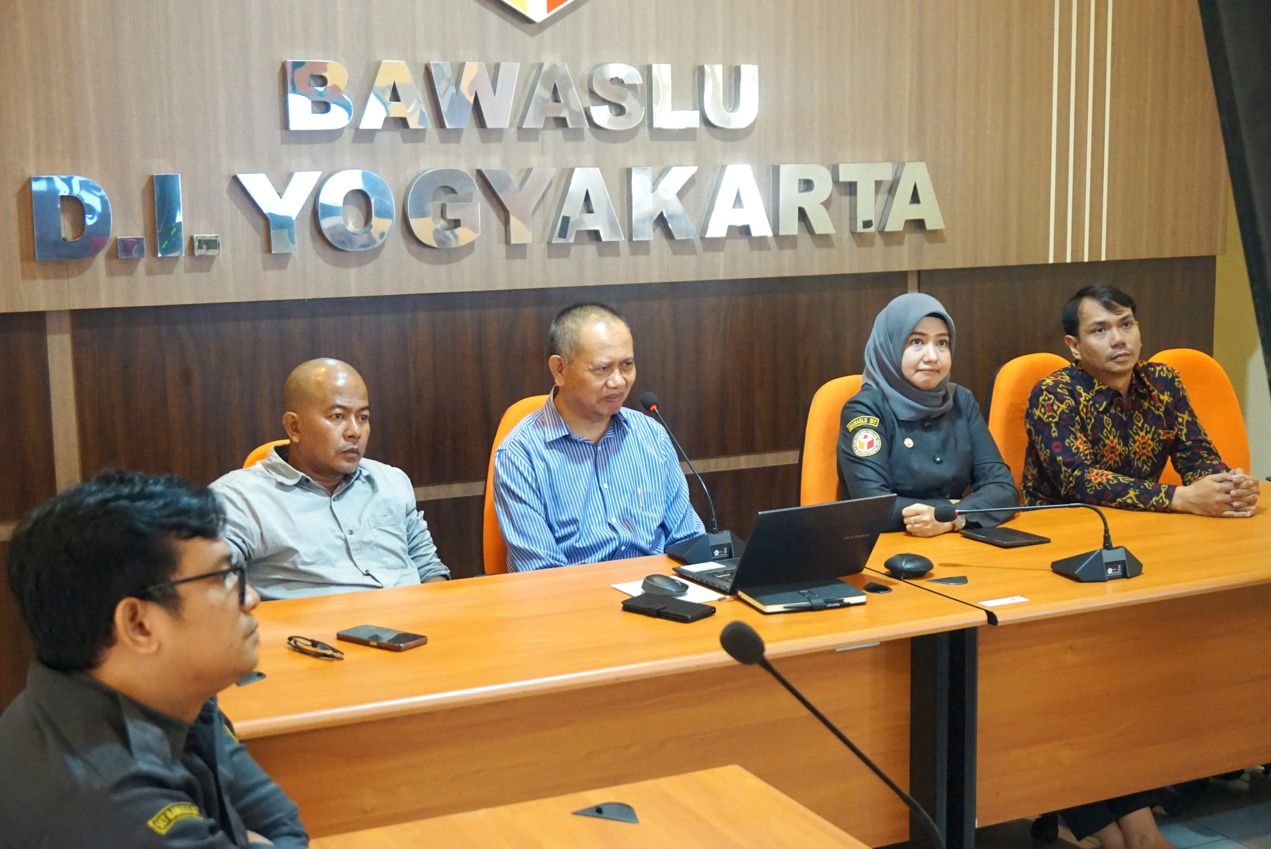 Tugas Konsolidasi Demokrasi dalam Memperkuat Penyelenggaraan Pemilu di Luar Tahapan dan pembahasan draft Buku Saku Pengawasan Partisipatif