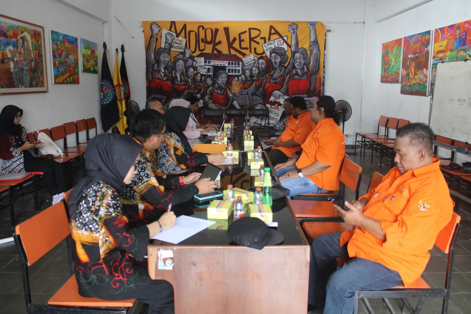 Selamat datang di ruang sekretariat, kemudian perkenalkan saya Ikhsan Adi Irawan ketua partai buruh DIY lalu ada mas Ayis, mas Dynta, mas Sarjono, dan pak Budi dari partai buruh DIY 
