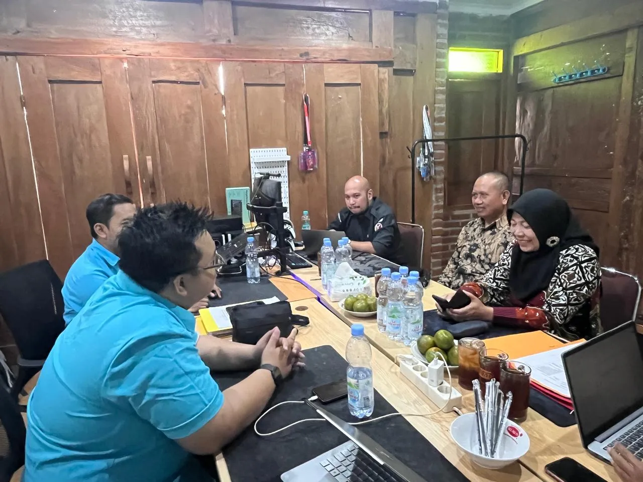 Ketua Bawaslu DIY, Mohammad Najib, menegaskan bahwa kualitas demokrasi ditentukan oleh tiga elemen utama, yaitu penyelenggara pemilu, peserta pemilu, dan pemilih. Menurutnya, ketiga unsur tersebut harus memiliki integritas dan kapasitas yang kuat agar demokrasi dapat berjalan dengan baik.