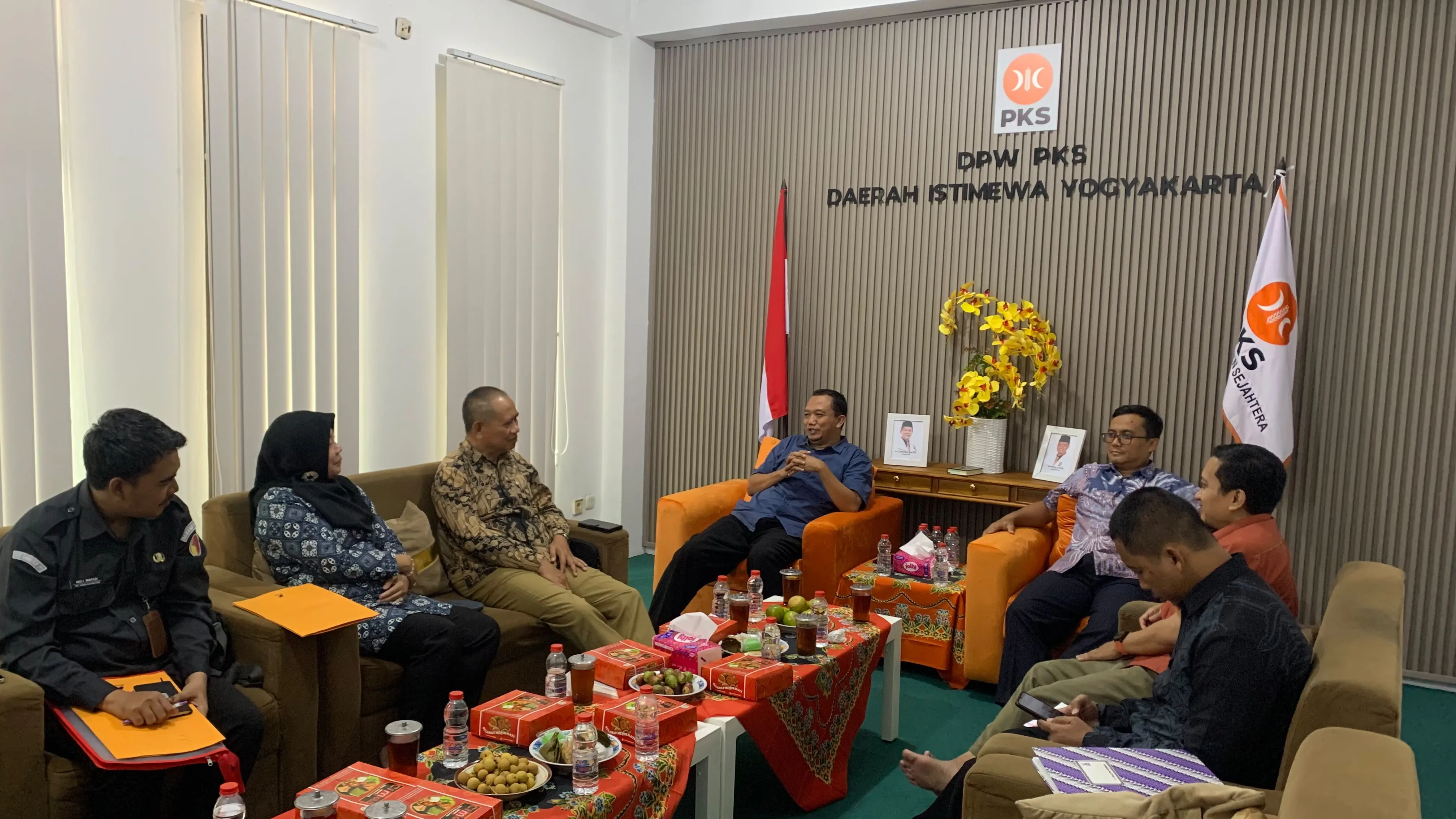 Melalui kegiatan Konsolidasi Demokrasi dan Audiensi dengan Dewan Pengurus Wilayah (DPW) Partai Keadilan Sejahtera (PKS) DIY pada Senin (8/6/2026), Bawaslu DIY mendorong penguatan pendidikan politik, pengawasan partisipatif, serta kesiapan administrasi partai politik menjelang Pemilu 2029.