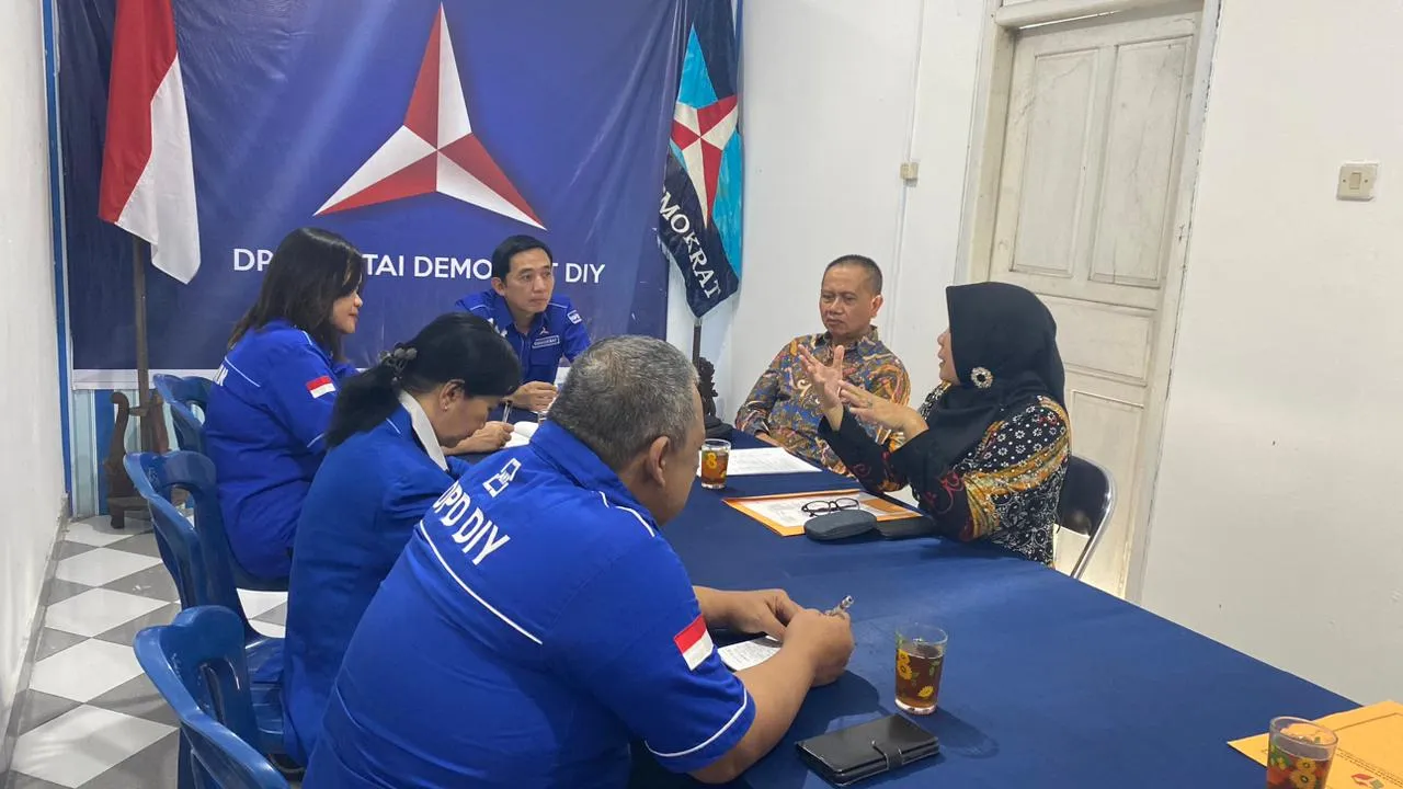 Kegiatan ini dihadiri oleh Ketua Bawaslu DIY, Mohammad Najib, Koordinator Divisi Hukum dan Penyelesaian Sengketa Bawaslu DIY, Sutrisnowati, serta jajaran pengurus DPD Partai Demokrat DIY yang dipimpin oleh Ketua DPD Partai Demokrat DIY, Arif, beserta pengurus dan peserta forum lainnya.