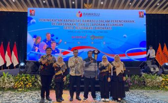 Anggota Bawaslu DIY, Agung Nugroho (ketiga dari kanan) bersama Plt. Kepala Sekretariat Bawaslu DIY (ketiga dari kiri) dan pegawai Bawaslu DIY terlantik menghadiri kegiatan Peningkatan Kapasitas oleh Bawaslu RI