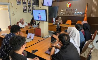 Anggota Bawaslu DIY, Sutrisnowati mengajak mahasiswa berdiskusi perihal penyelesaian sengketa pemilu