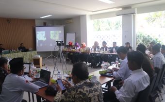 Ketua Bawaslu DIY (kelima dari kiri)  mengikuti FGD Indeks Demokrasi Indonesia (IDI) yang diselenggarakan oleh Badan Kesatuan Bangsa dan Politik DIY