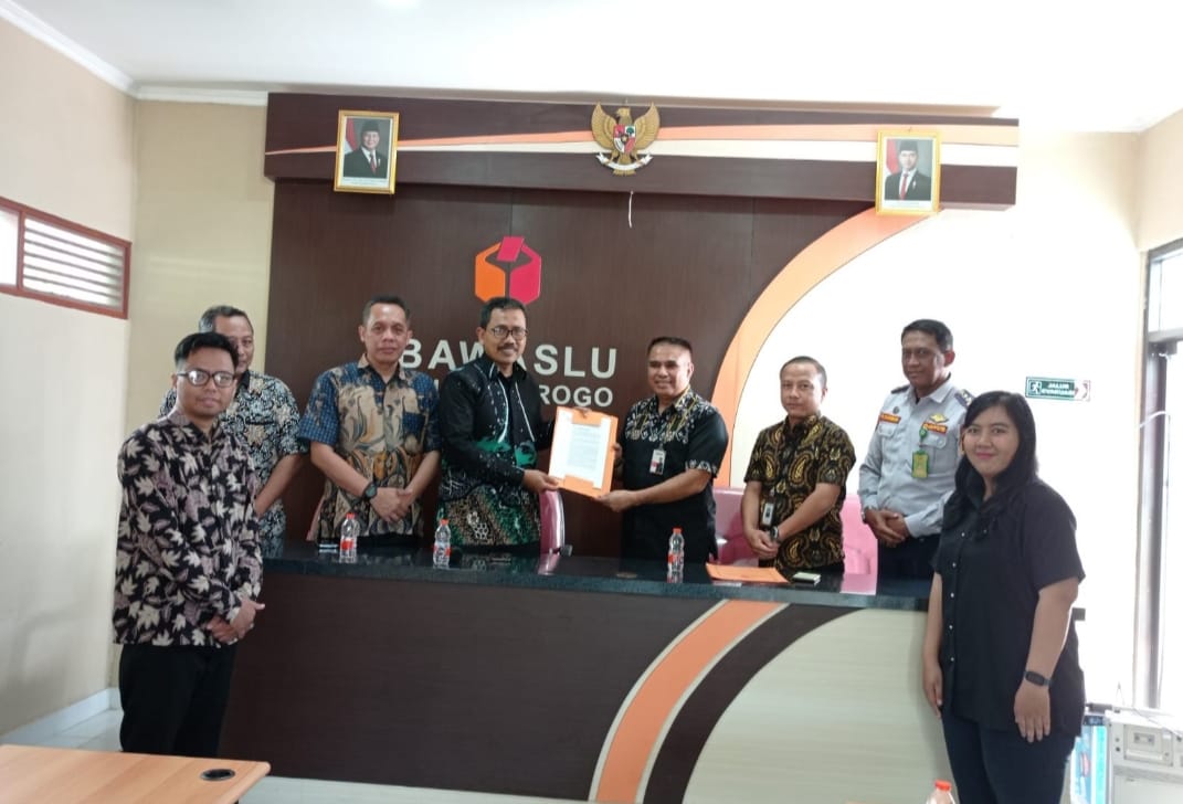 Bawaslu DIY Menyerahkan Dua Staf Baru Untuk Bawaslu Kabupaten Kulon Progo