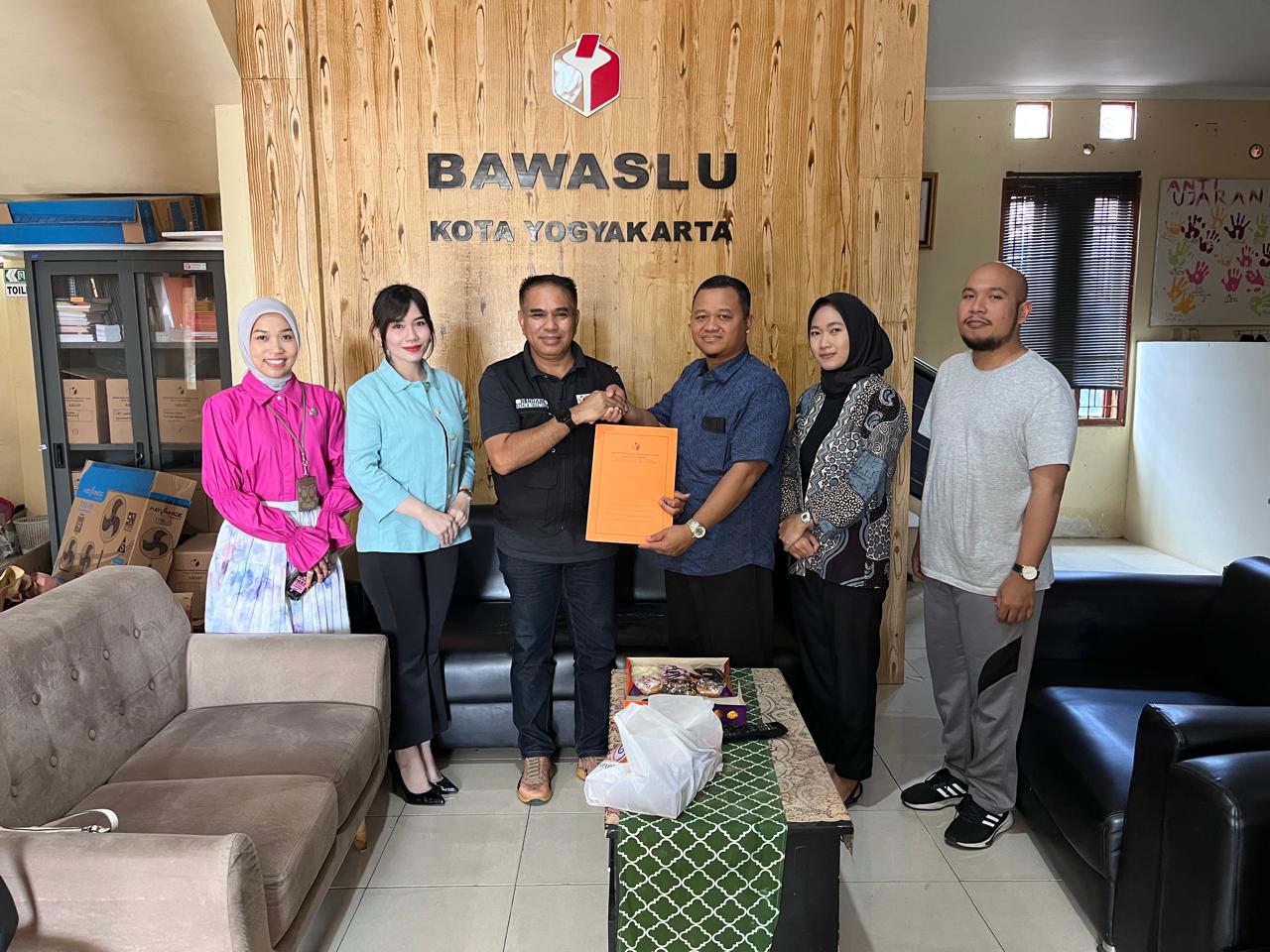 Bawaslu DIY Serahkan Staf Penugasan Ke Bawaslu Kota Yogyakarta