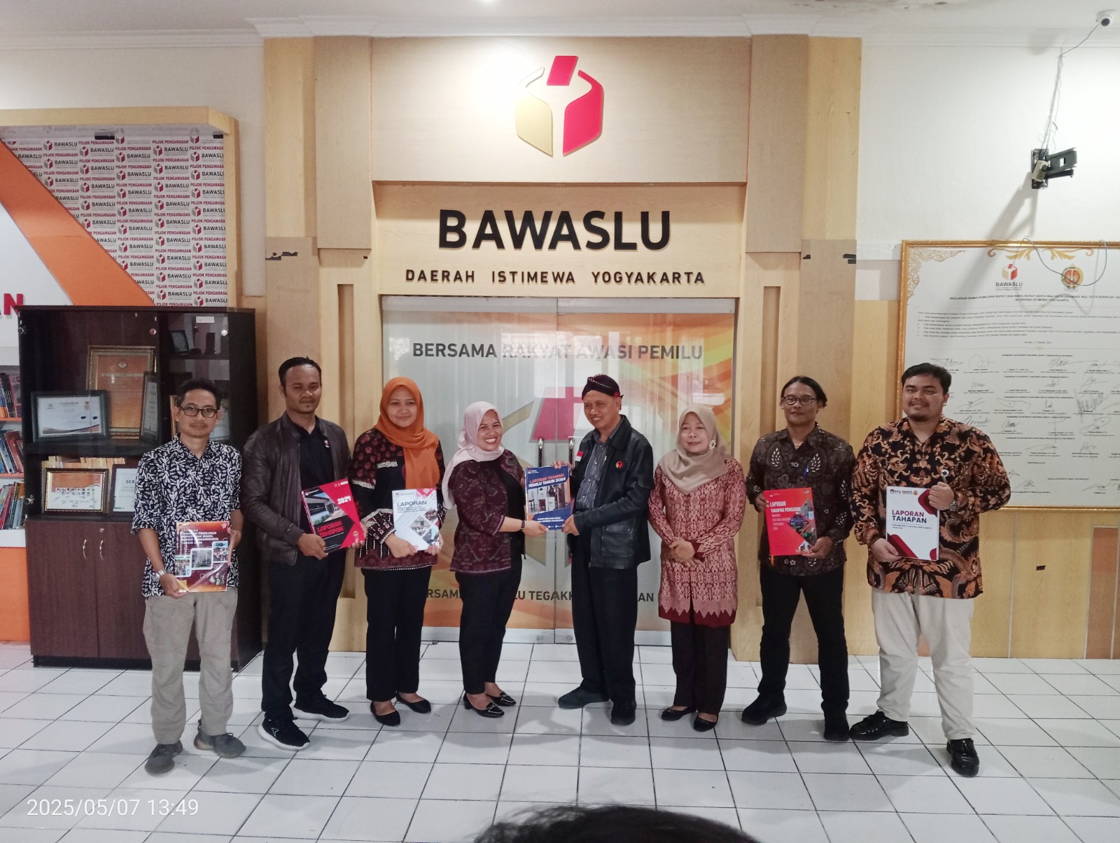 Bawaslu DIY Terima Buku Laporan Tahapan Pemilu dan Pemilihan Tahun 2024 dari KPU DIY
