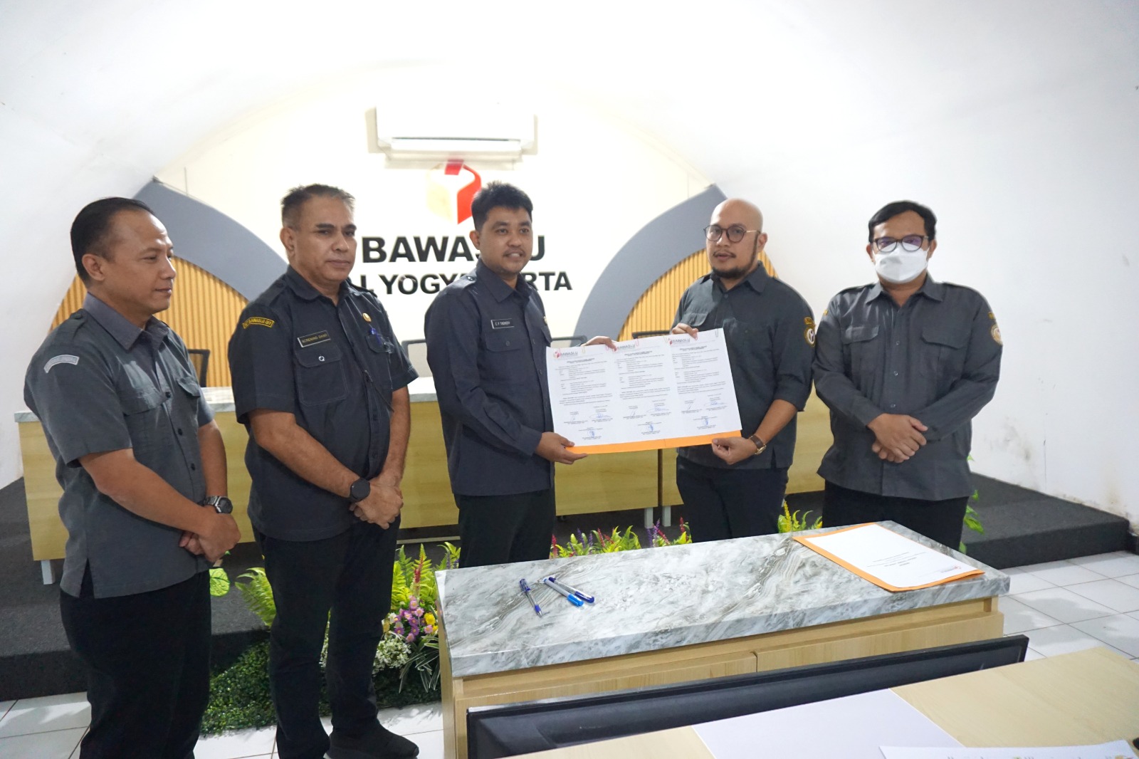Sekretariat Bawaslu DIY Gelar Serah Terima Jabatan Kepala Bagian Bawaslu DIY