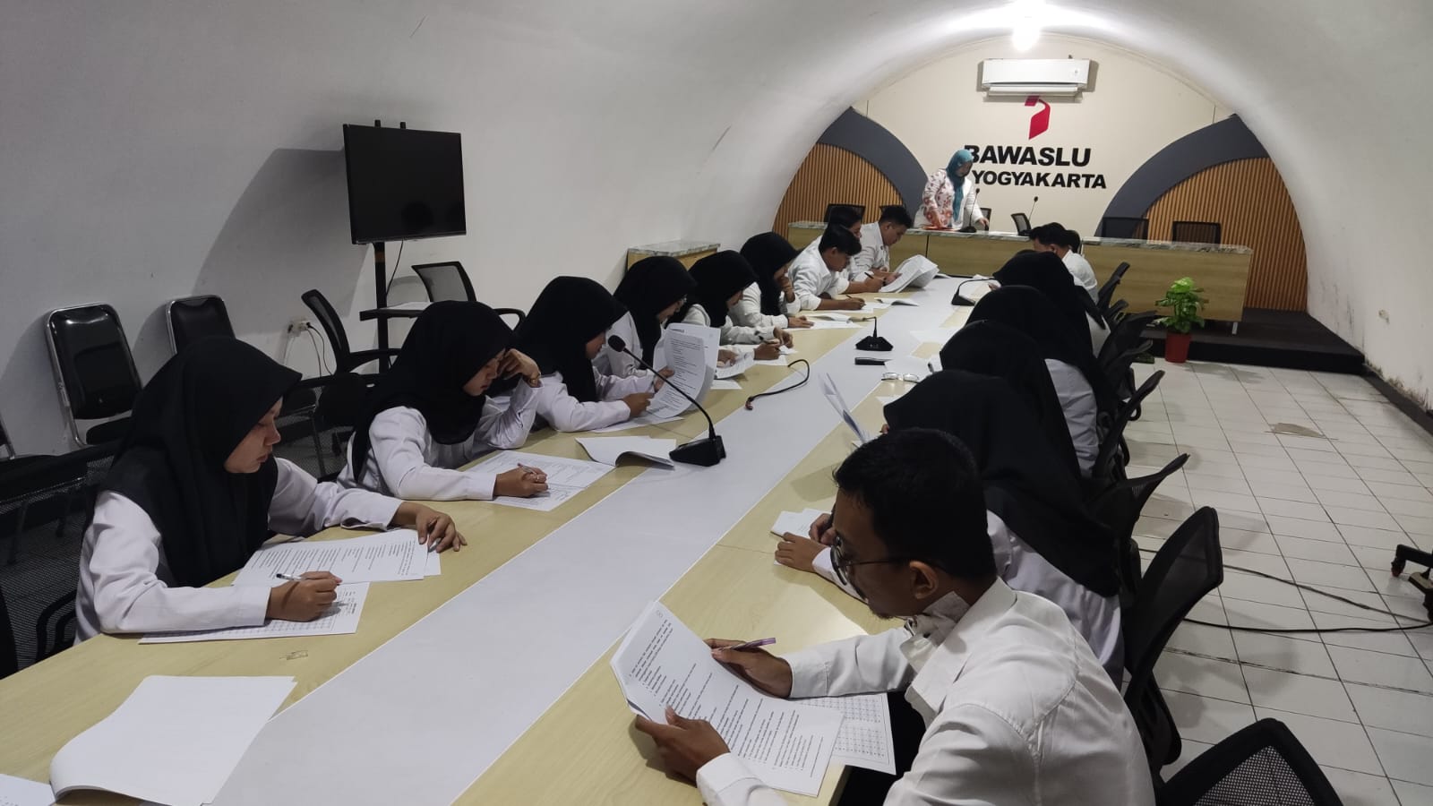 Sekretariat Bawaslu DIY Evaluasi Pengenalan Lingkungan Kerja bagi CPNS