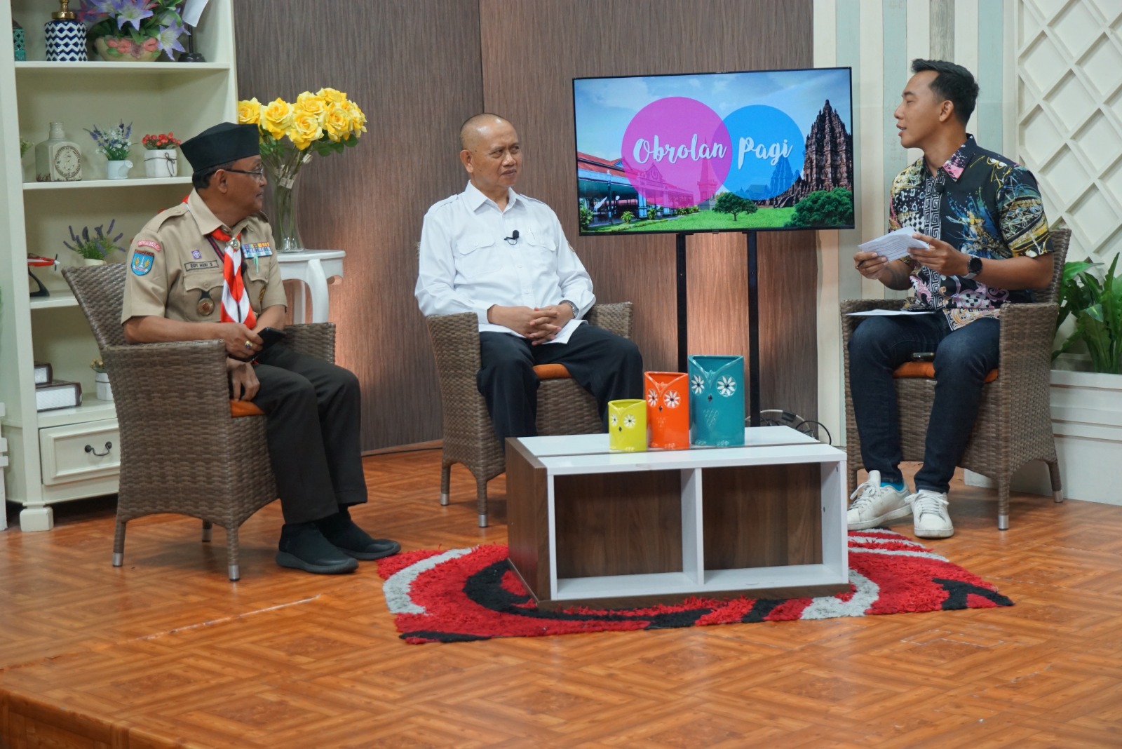 Ketua Bawaslu DIY menjadi narasumber pada acara talkshow "Obrolan Pagi" di RB TV 