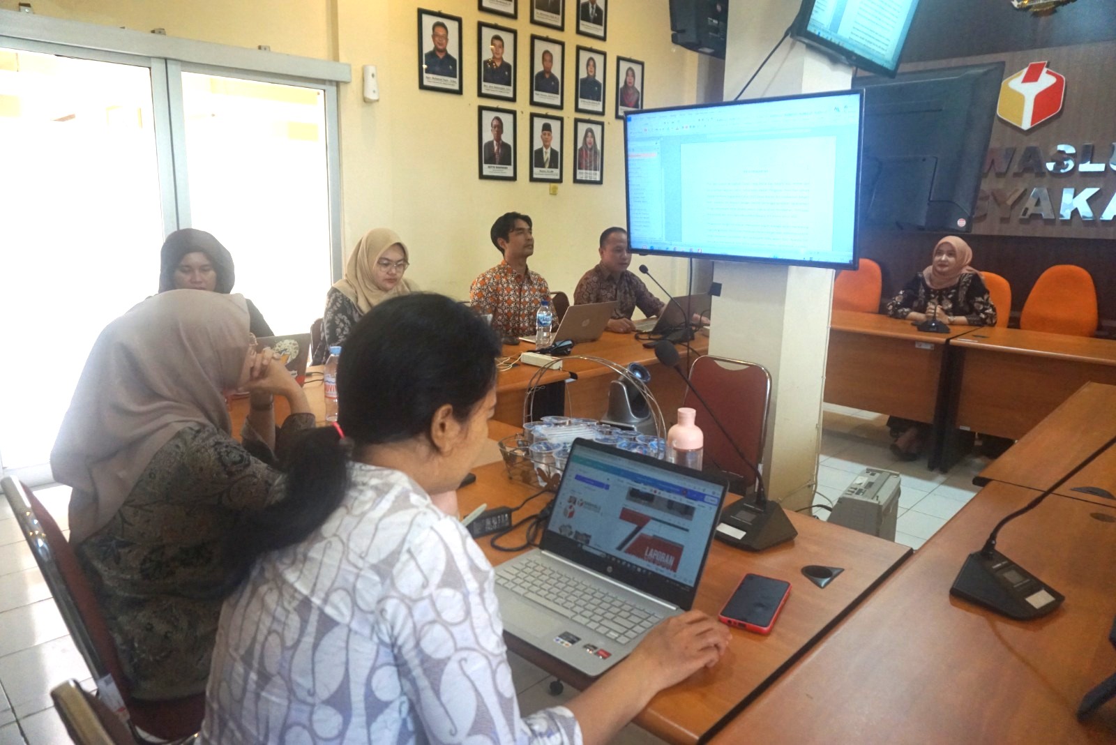 Rapat tindak lanjut kerja sama antara Bawaslu DIY dengan FISIPOL UGM secara daring