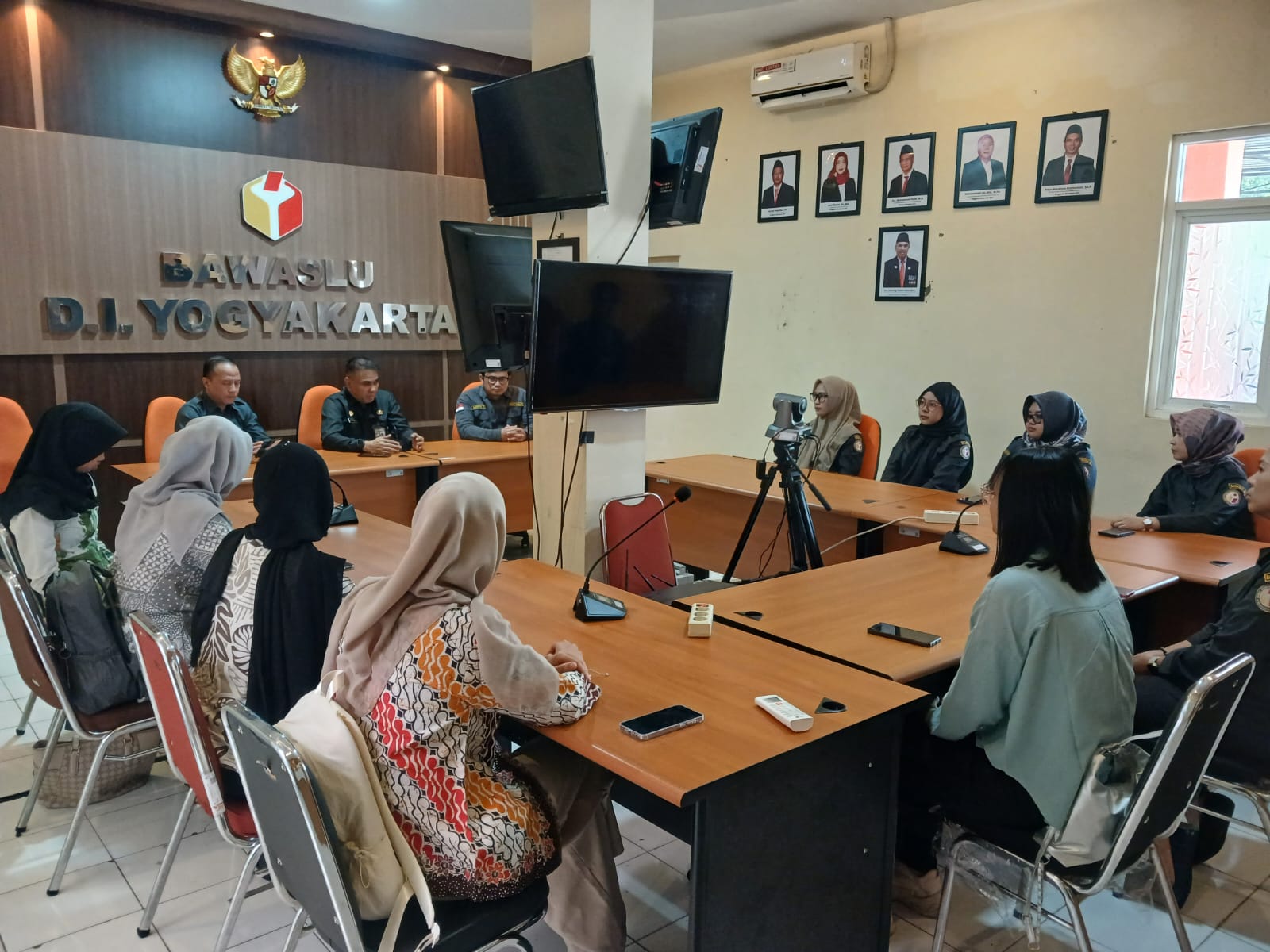Badan Pengawas Pemilihan Umum Daerah Istimewa Yogyakarta (Bawaslu DIY) menerima lima mahasiswa magang dari Sekolah Tinggi Multi Media (STMM) MMTC Yogyakarta