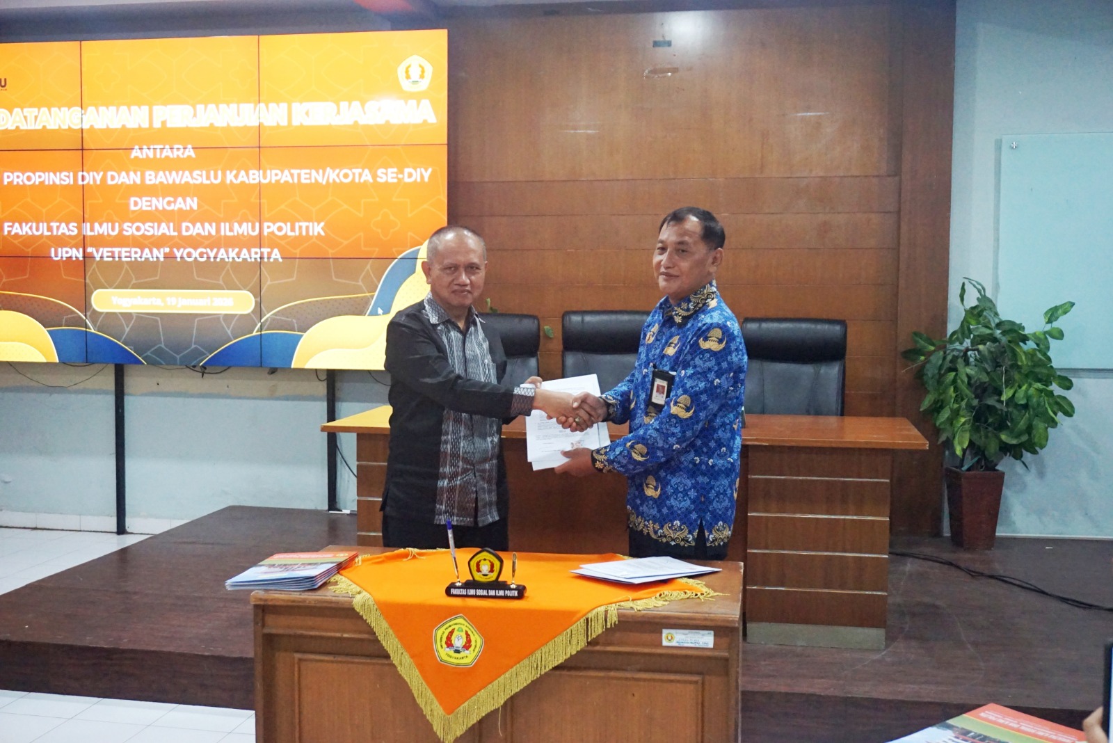 Penandatanganan Perjanjian Kerja Sama (PKS) antara Badan Pengawas Pemilihan Umum Daerah Istimewa Yogyakarta (Bawaslu DIY) bersama Bawaslu kabupaten/kota se-DIY dengan Fakultas Ilmu Sosial dan Ilmu Politik (Fisip) Universitas Pembangunan Nasional (UPN) Veteran Yogyakarta