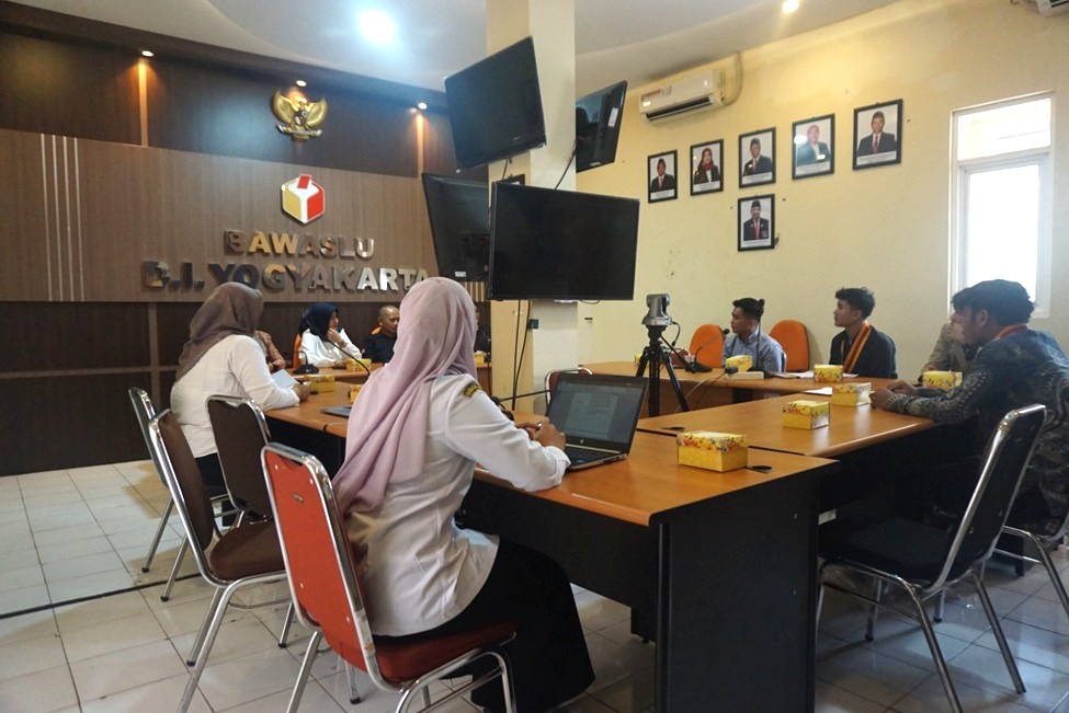 Badan Pengawas Pemilihan Umum Daerah Istimewa Yogyakarta (Bawaslu DIY) menerima audiensi Dewan Pimpinan Cabang Perhimpunan Mahasiswa Hukum Indonesia (DPC PERMAHI) DIY