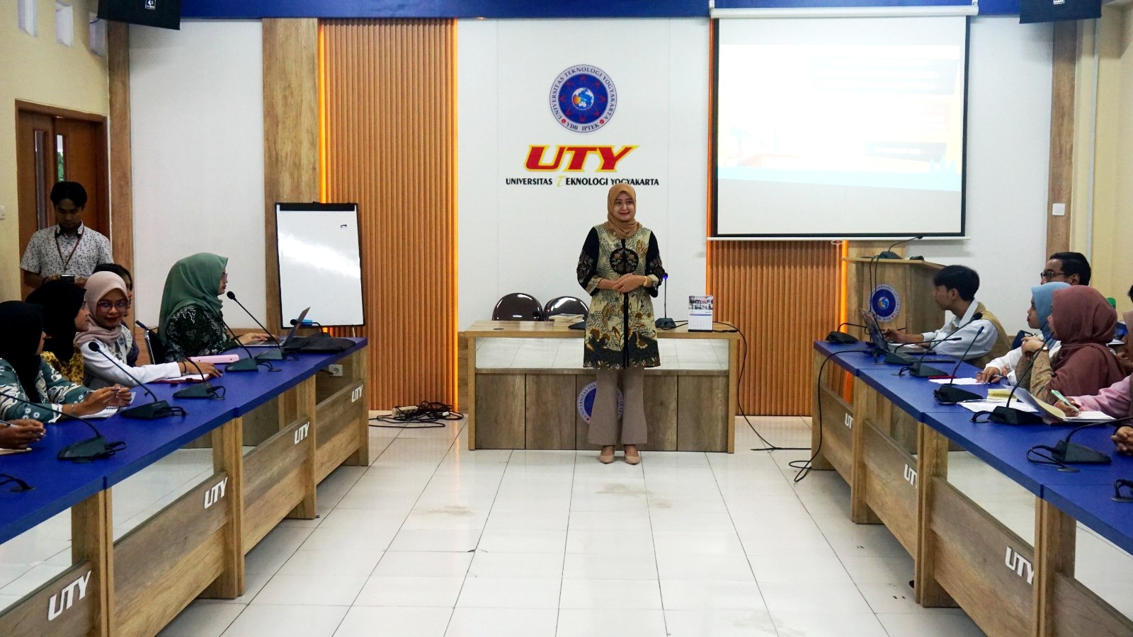 Anggota Bawaslu DIY Umi Illiyina menjadi pemateri dalam Program Bawaslu Mengajar di Universitas Teknologi Yogyakarta