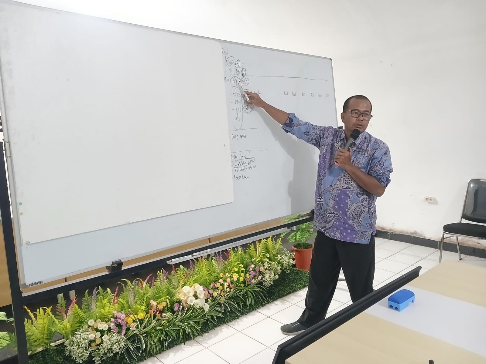 Agung Nugroho memaparkan sejarah pengawasan pemilu pada Konsolidasi Demokrasi