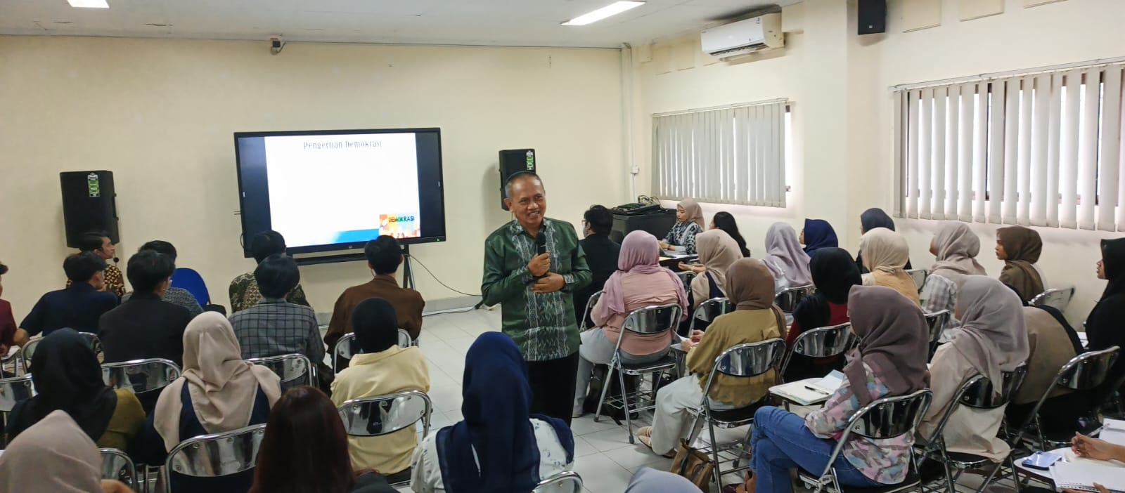 Ketua Bawaslu D.I.Yogyakarta memberikan materi tentang apa itu Demokrasi dan Pemilu