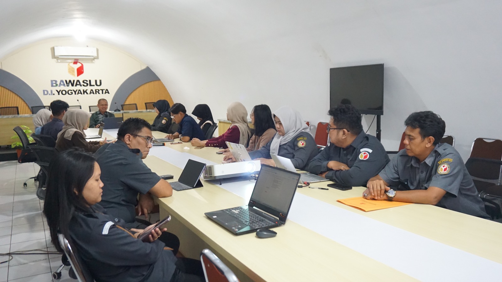 Peserta Berdialog Bersama Ketua Bawaslu DIY dalam Angkringan Demokrasi