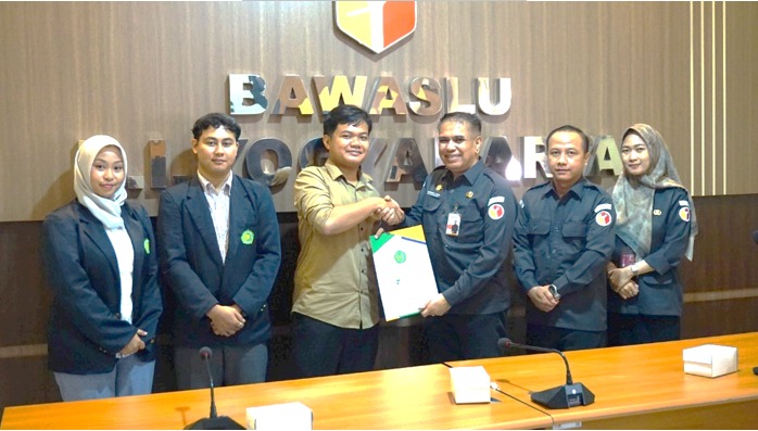Penyerahan Mahasiswa Magang UNISA kepada Bawaslu DIY