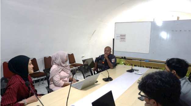KorDiv SDMO Bawaslu DIY Memaparkan Materi dalam Angkringan Demokrasi