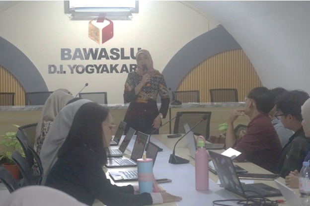 Koordinator Divisi Pencegahan, Partisipasi Masyarakat dan Humas Bawaslu DIY memaparkan materi tentang pengawasan partisipatif dari masyarakat