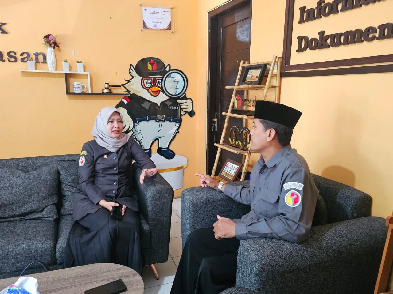 Koordinator Divisi Pencegahan, Partisipasi Masyarakat dan Humas Bawaslu DIY berdiskusi mengenai pengawasan PDPB di wilayah Sleman bersama Koordinator Divisi Pencegahan, Partisipasi Masyarakat dan Humas Bawaslu Kabupaten Sleman