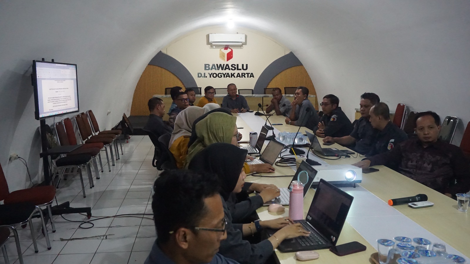Bawaslu DIY dan Bawaslu Kabupaten/Kota se-DIY Lakukan Pencermatan dan Pembahasan Perihal Juknis Cuti dan Penggantian Ketua