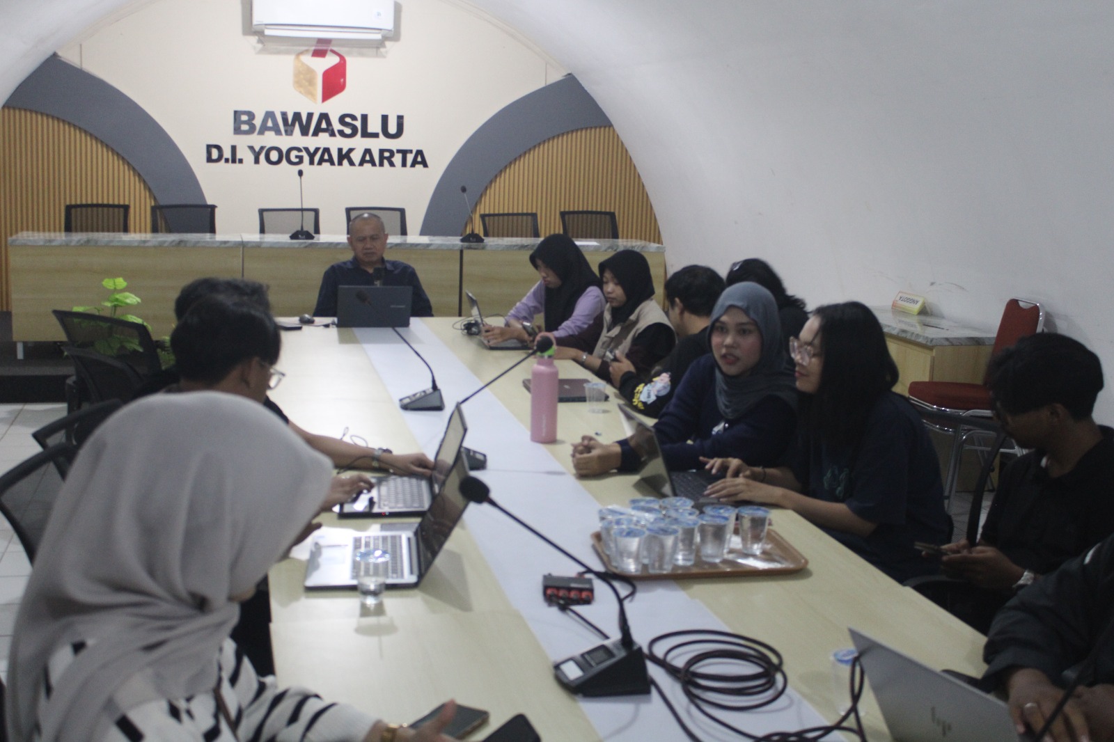 Ketua Bawaslu DIY, Mohammad Najib Mengajak Mahasiswa Berdiskusi tentang Demokrasi dan Pemilu dalam Angkringan Demokrasi