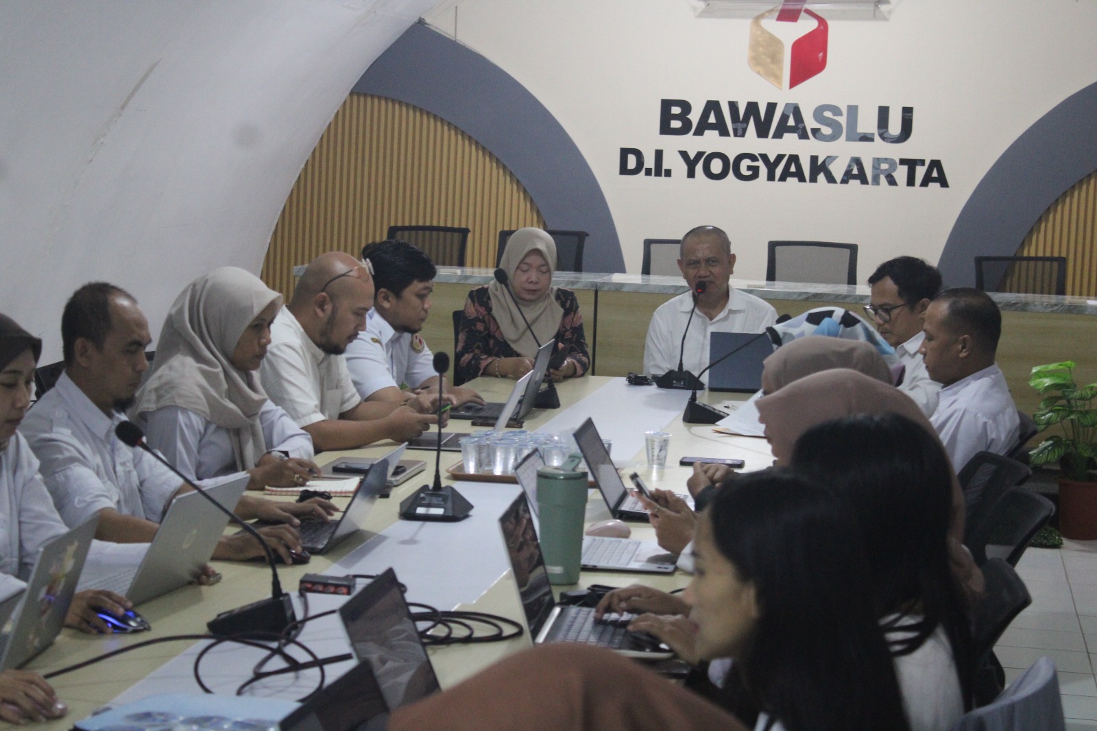 Bawaslu DIY dan Bawaslu Kabupaten/Kota se-DIY Membahas Renstra Tahun 205-2029 di Ruang Rapat Abhipraya