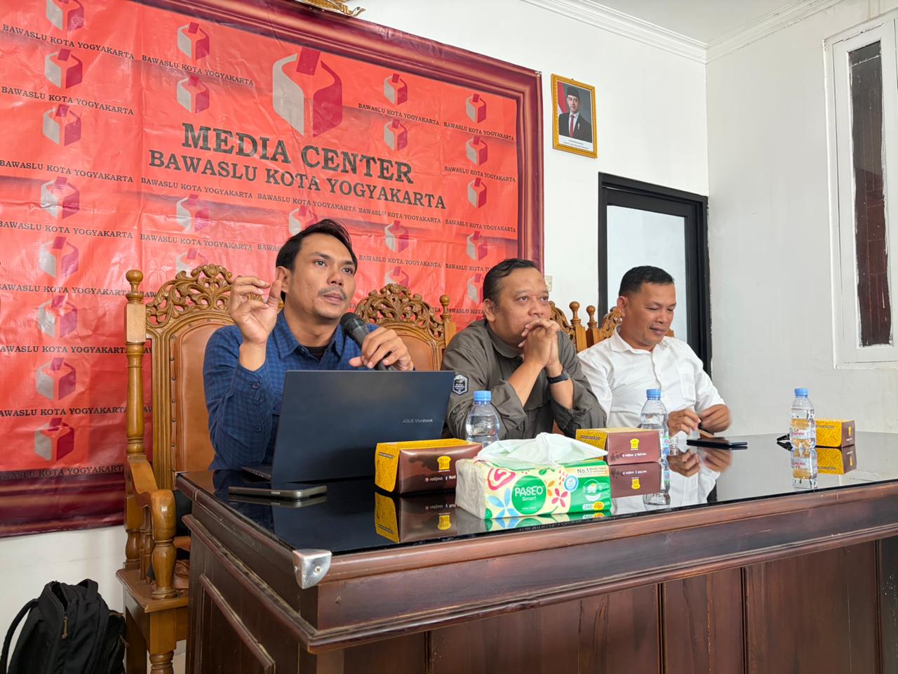 Anggota Bawaslu DIY memaparkan layanan informasi publik di Bawaslu Kota Yogyakarta