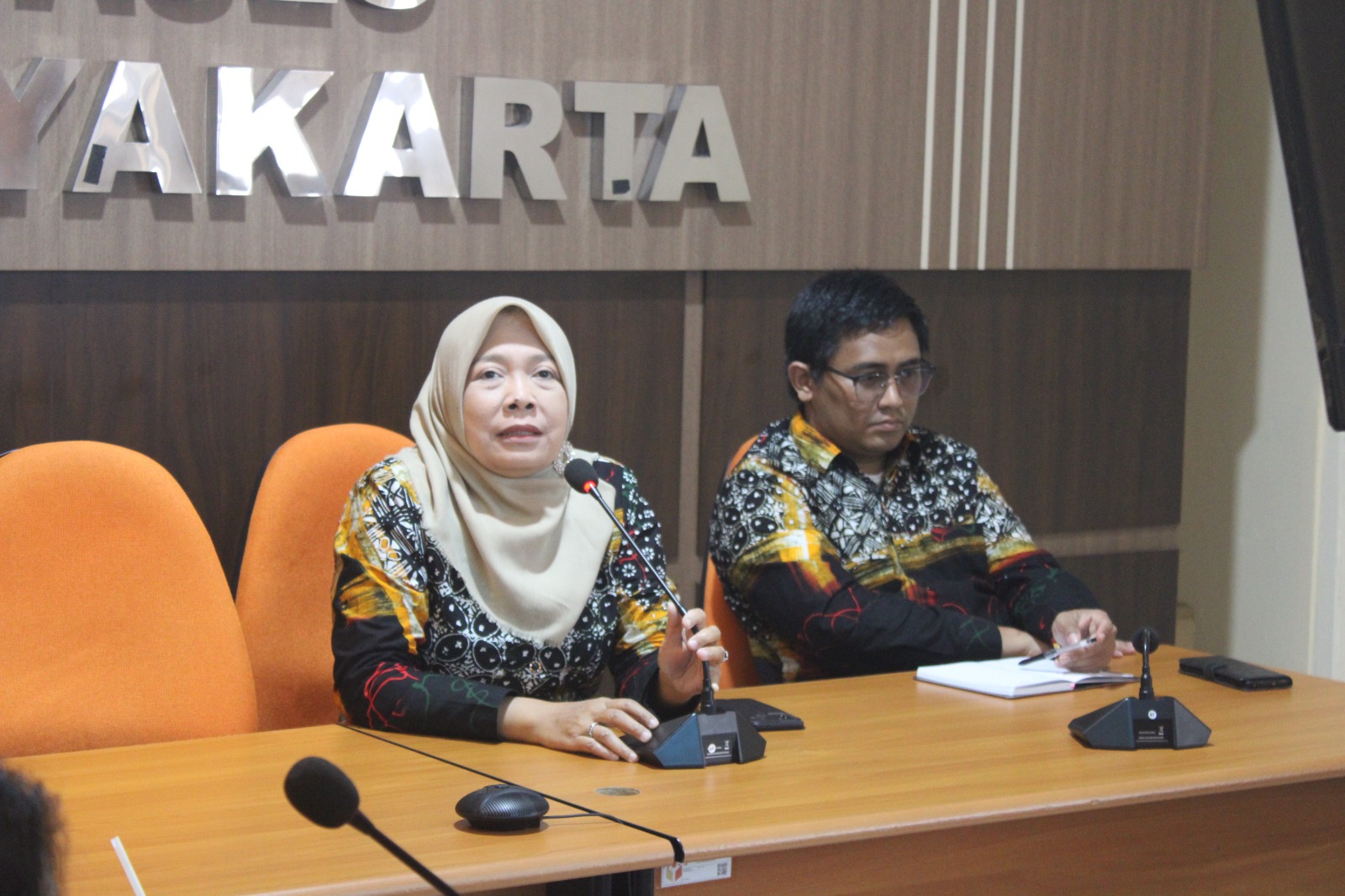 Anggota Bawaslu, Sutrisnowati (kiri) mengajak mahasiswa berdiskusi tentang sengketa pemilu