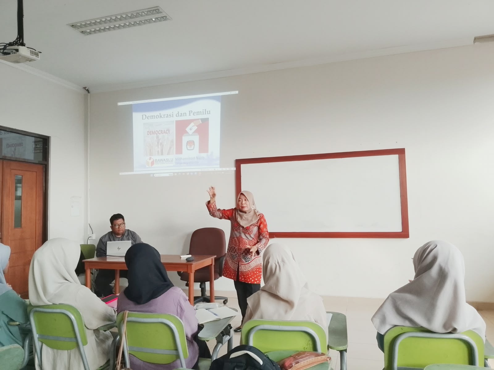 Bawaslu DIY Ajak Mahasiswa UIN Sunan Kalijaga Berdiskusi Mengenai Demokrasi dan Pemilu