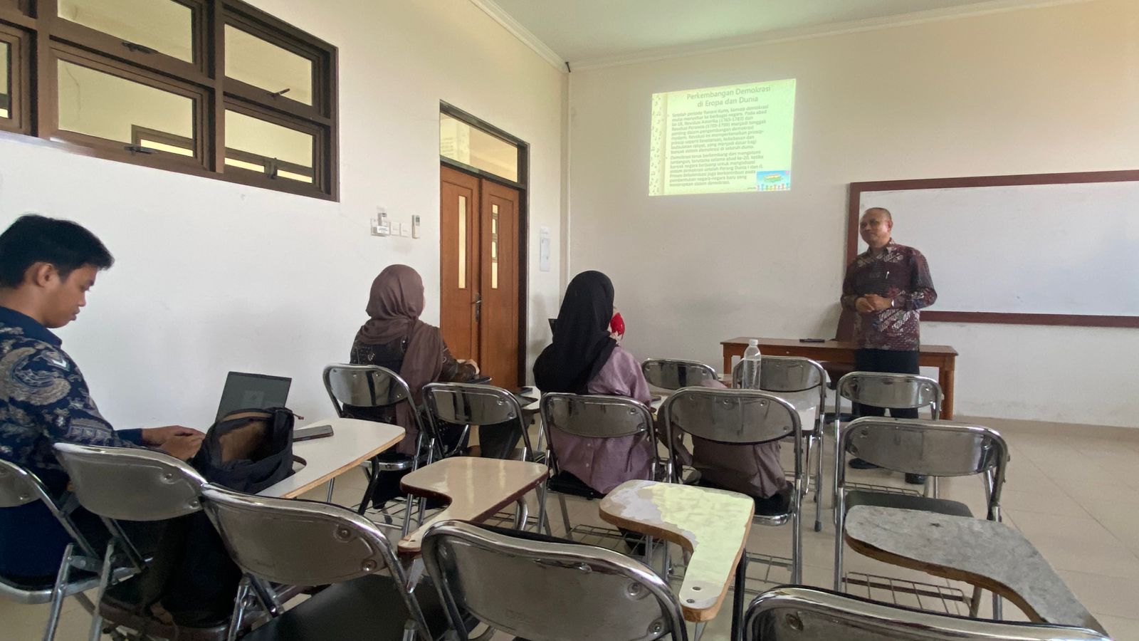 Ketua Bawaslu DIY Berdiskusi dengan Mahasiswa UIN Sunan Kalijaga Tentang Pemilu dan Demokrasi