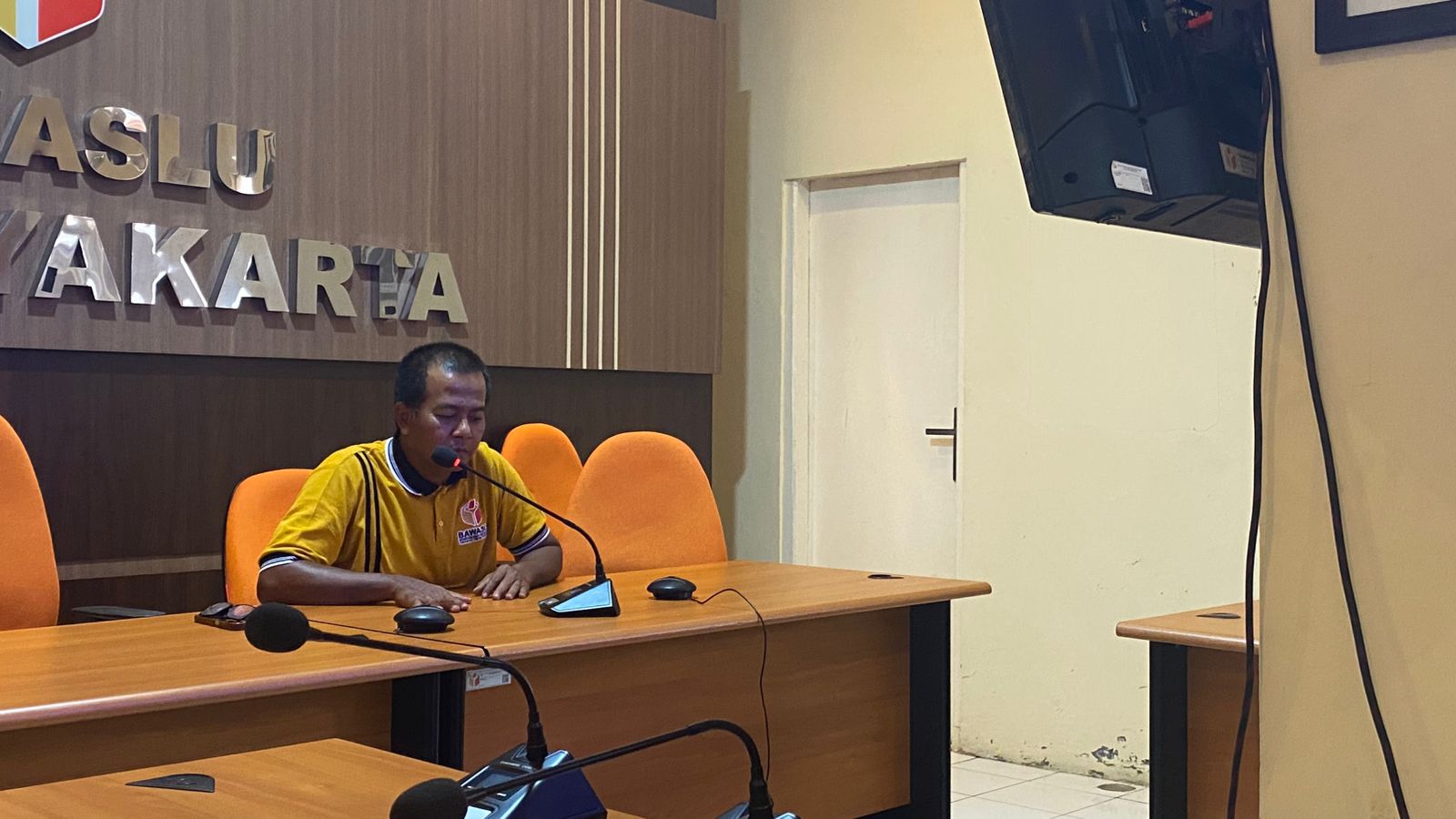 Koordinator Divisi SDMOD Bawaslu DIY, Agung Nugroho memaparkan tantangan politik modern