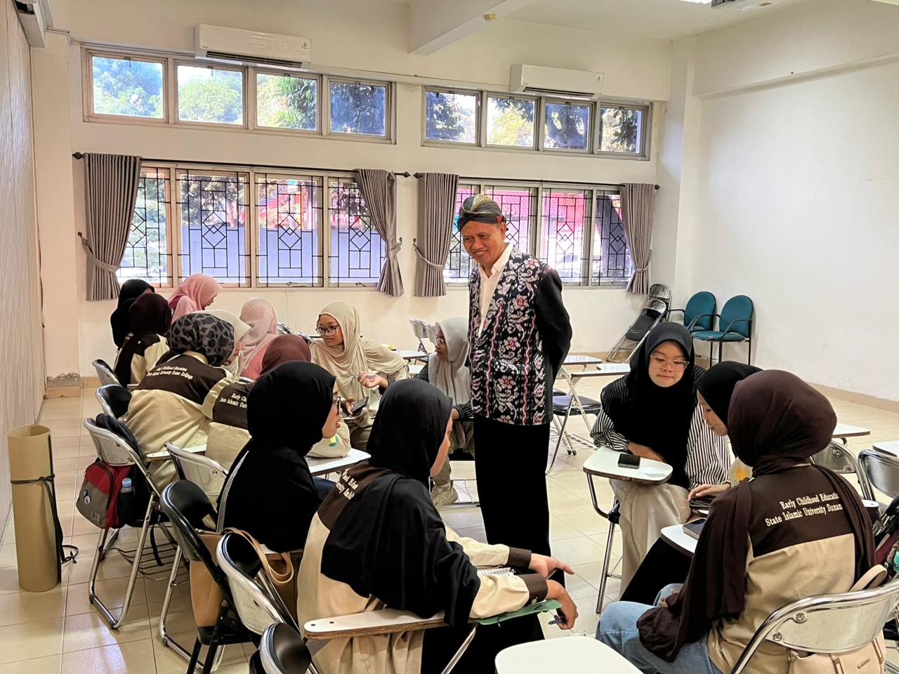 Ketua Bawaslu DIY berdiskusi tentang demokrasi dan kepemiluan bersama mahasiswa UIN Sunan Kalijaga