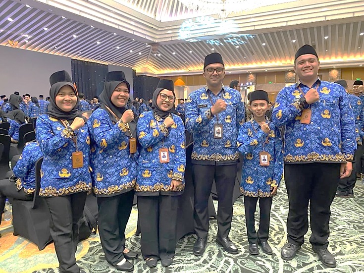 Pegawai Bawaslu DIY mengikuti pelantikan PNS di Bawaslu DIY bersama Plt. Kepala Sekretariat Bawaslu DIY (Nomor 3 dari kanan)