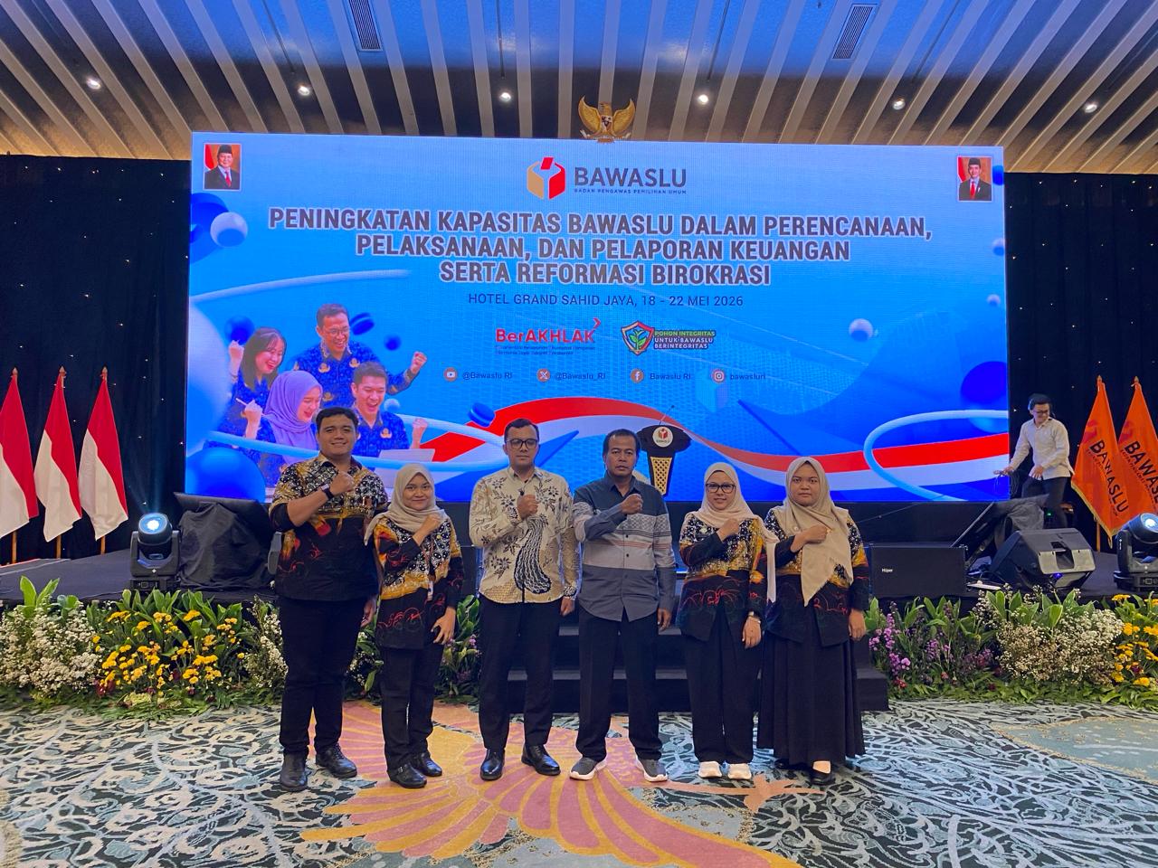 Anggota Bawaslu DIY, Agung Nugroho (ketiga dari kanan) bersama Plt. Kepala Sekretariat Bawaslu DIY (ketiga dari kiri) dan pegawai Bawaslu DIY terlantik menghadiri kegiatan Peningkatan Kapasitas oleh Bawaslu RI