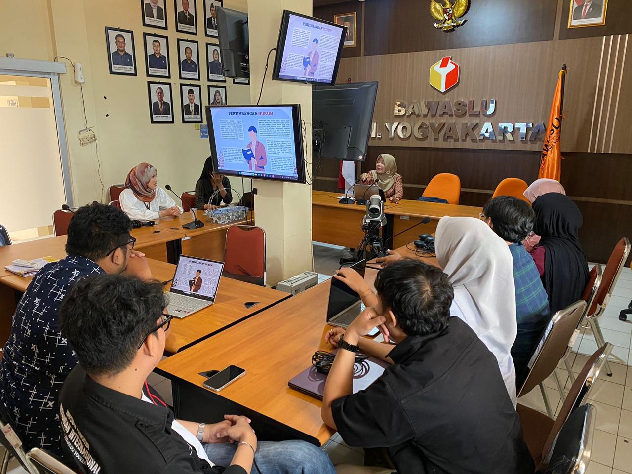Anggota Bawaslu DIY, Sutrisnowati mengajak mahasiswa berdiskusi perihal penyelesaian sengketa pemilu