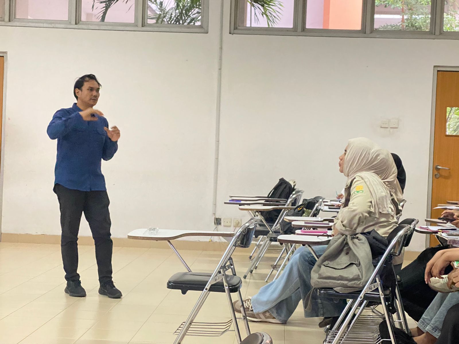 Anggota Bawaslu DIY, Bayu Mardinta Kurniawan mengajak mahasiswa berdiskusi tentang tantangan pemilu era digital