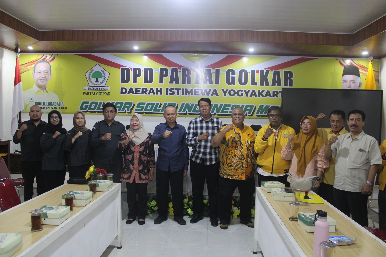 Badan Pengawas Pemilihan Umum (Bawaslu) Daerah Istimewa Yogyakarta (DIY) melaksanakan kegiatan Konsolidasi Demokrasi dan Audiensi dengan Dewan Pengurus Daerah (DPD) Partai Golkar DIY pada Selasa (2/6/2026) di Kantor DPD Partai Golkar DIY. Kegiatan ini menjadi bagian dari upaya Bawaslu DIY memperkuat koordinasi dengan partai politik dalam rangka persiapan Pemilu dan Pemilihan Tahun 2029 serta meningkatkan kualitas demokrasi di DIY.