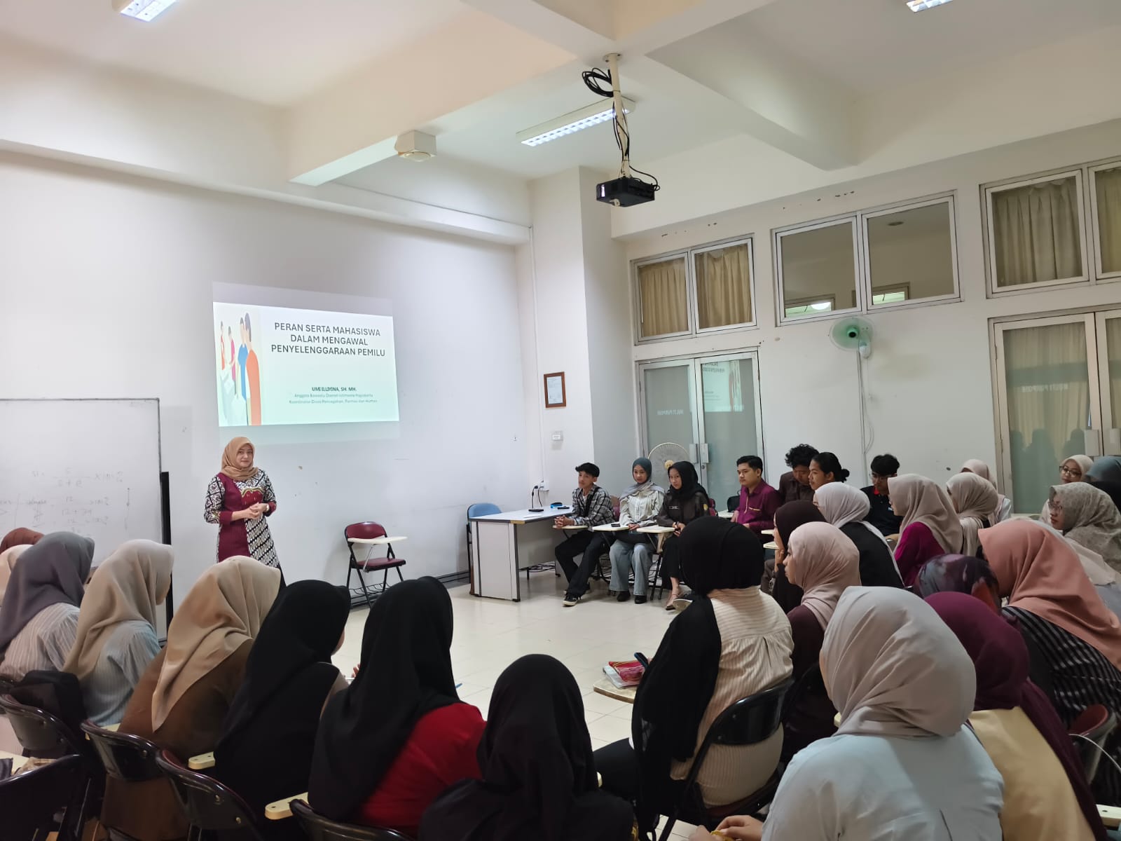 Anggota Bawaslu DIY, Umi Illiyina Memaparkan Materi Kepemiluan di UIN Sunan Kalijaga