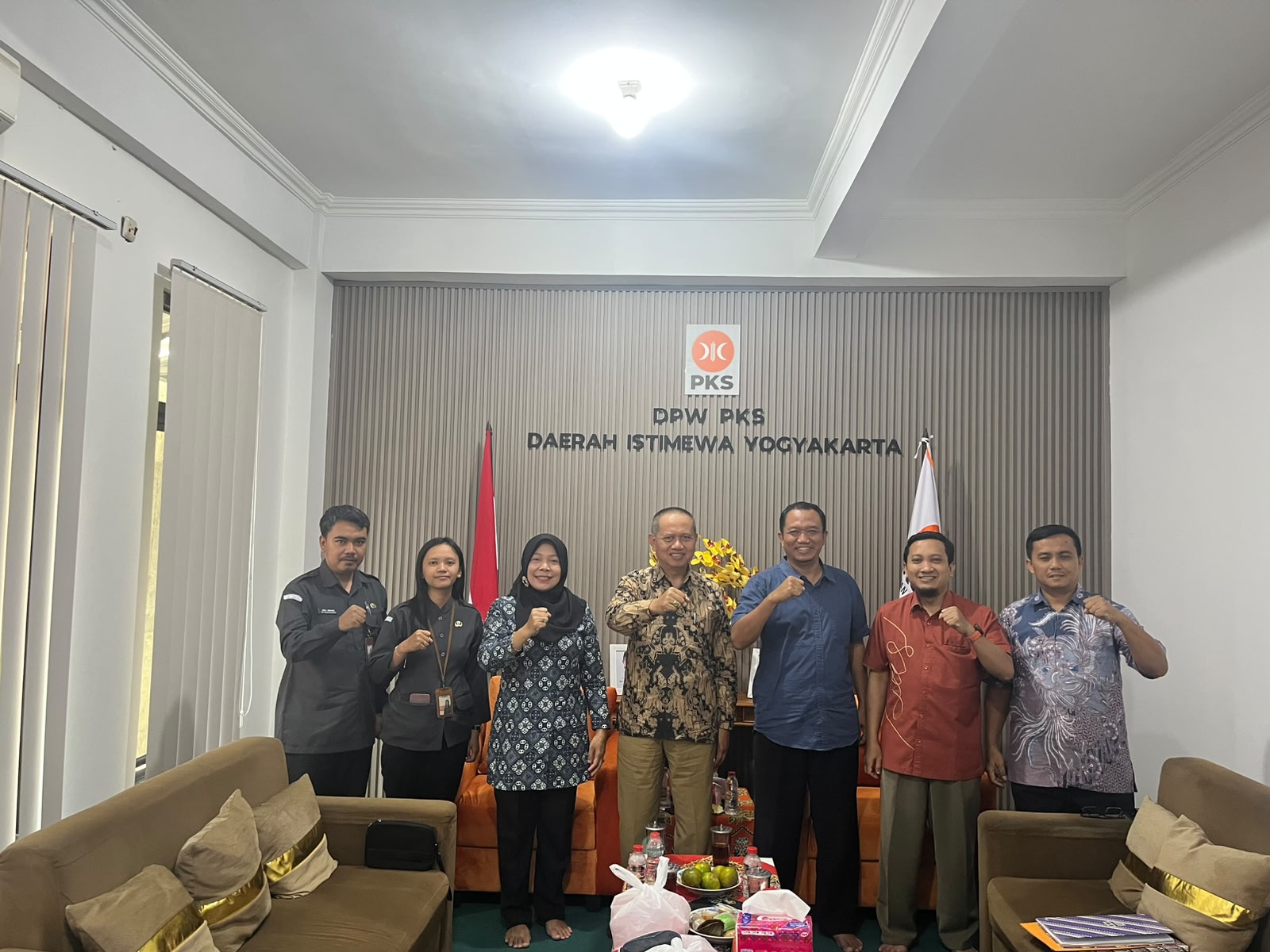 Pada Senin (8/6/2026), Bawaslu DIY dan DPW PKS DIY memperkuat sinergi dalam pendidikan politik, pengawasan partisipatif, serta pemutakhiran data partai politik. Kegiatan konsolidasi demokrasi dan audiensi ini juga menjadi ruang untuk menghimpun masukan terkait revisi Undang-Undang Pemilu serta memperkuat kesiapan menuju Pemilu 2029 yang berintegritas dan demokrasi yang berkualitas.