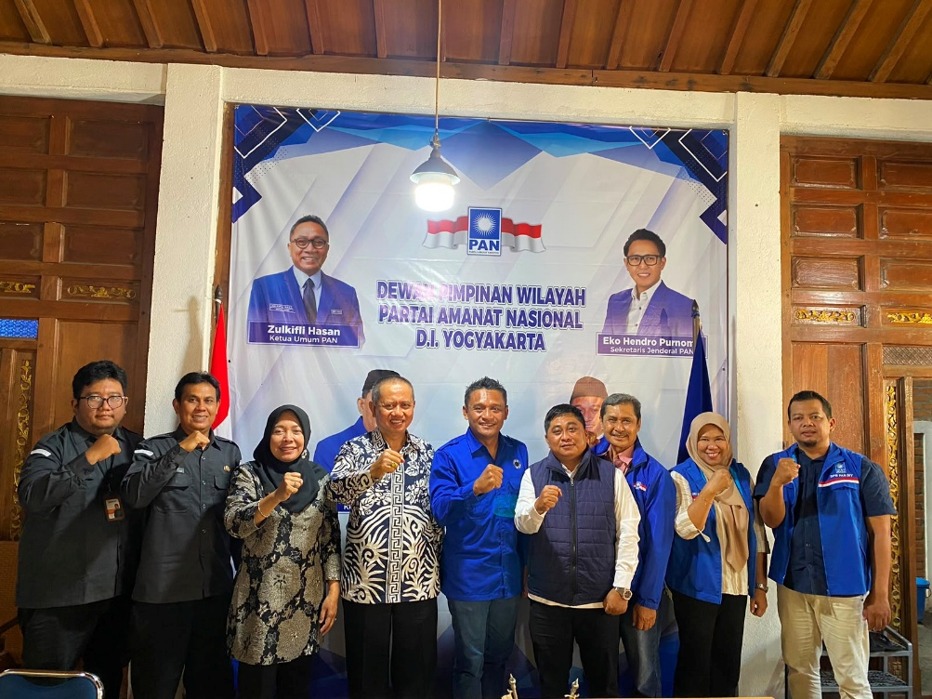 Bawaslu DIY menggelar konsolidasi demokrasi dan audiensi bersama Dewan Pimpinan Wilayah (DPW) Partai Amanat Nasional (PAN) Daerah Istimewa Yogyakarta (DIY) guna memperkuat sinergi menjelang tahapan Pemilu 2029. Pertemuan yang digelar pada Senin (15/06/2026) tersebut membahas mengenai pemutakhiran data partai politik melalui SIPOL, penguatan pendidikan politik masyarakat, serta upaya pencegahan politik uang sebagai bagian dari komitmen bersama untuk mewujudkan demokrasi yang berintegritas, inklusif, dan berk