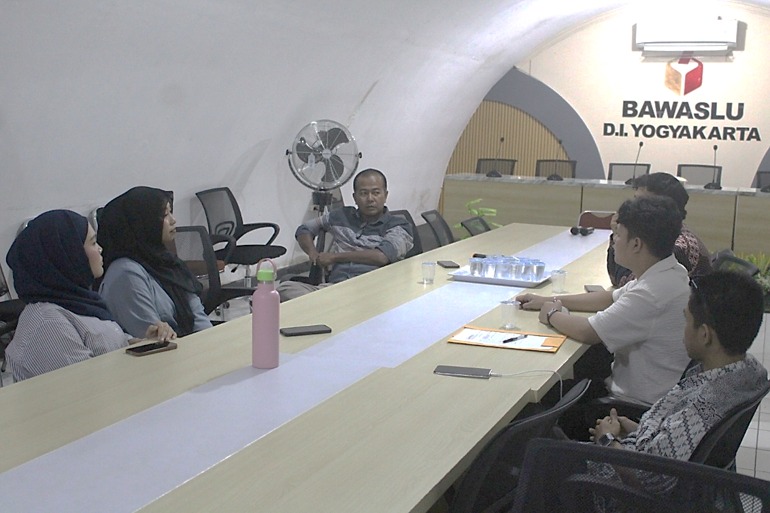 Bawaslu DIY menggelar diskusi mengenai profesionalitas pengawas pemilu bersama mahasiswa di Kantor Bawaslu DIY