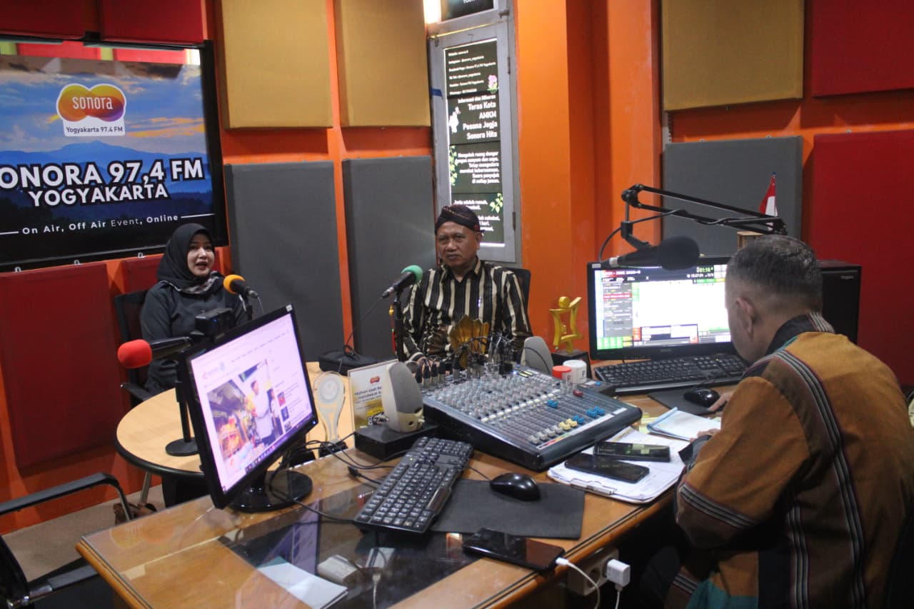 Bawaslu DIY melakukan audiensi sekaligus dialog interaktif dengan Sonora FM untuk memperkuat pengawasan partisipatif kepada masyarakat DIY