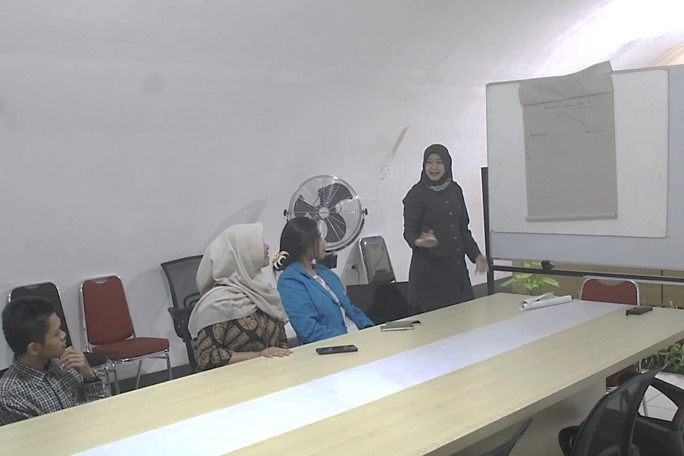 Bawaslu DIY berdiskusi dengan mahasiswa magang tentangstrategi dalam menjaga kualitas demokrasi khususnya untuk wilayah DIY