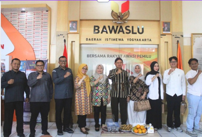 Bawaslu DIY melepas mahasiswa magang dari Universitas Teknologi Yogyakarta (UTY) dan Universitas Aisiyah (UNISA) pasca menjalani kegiatan magang 