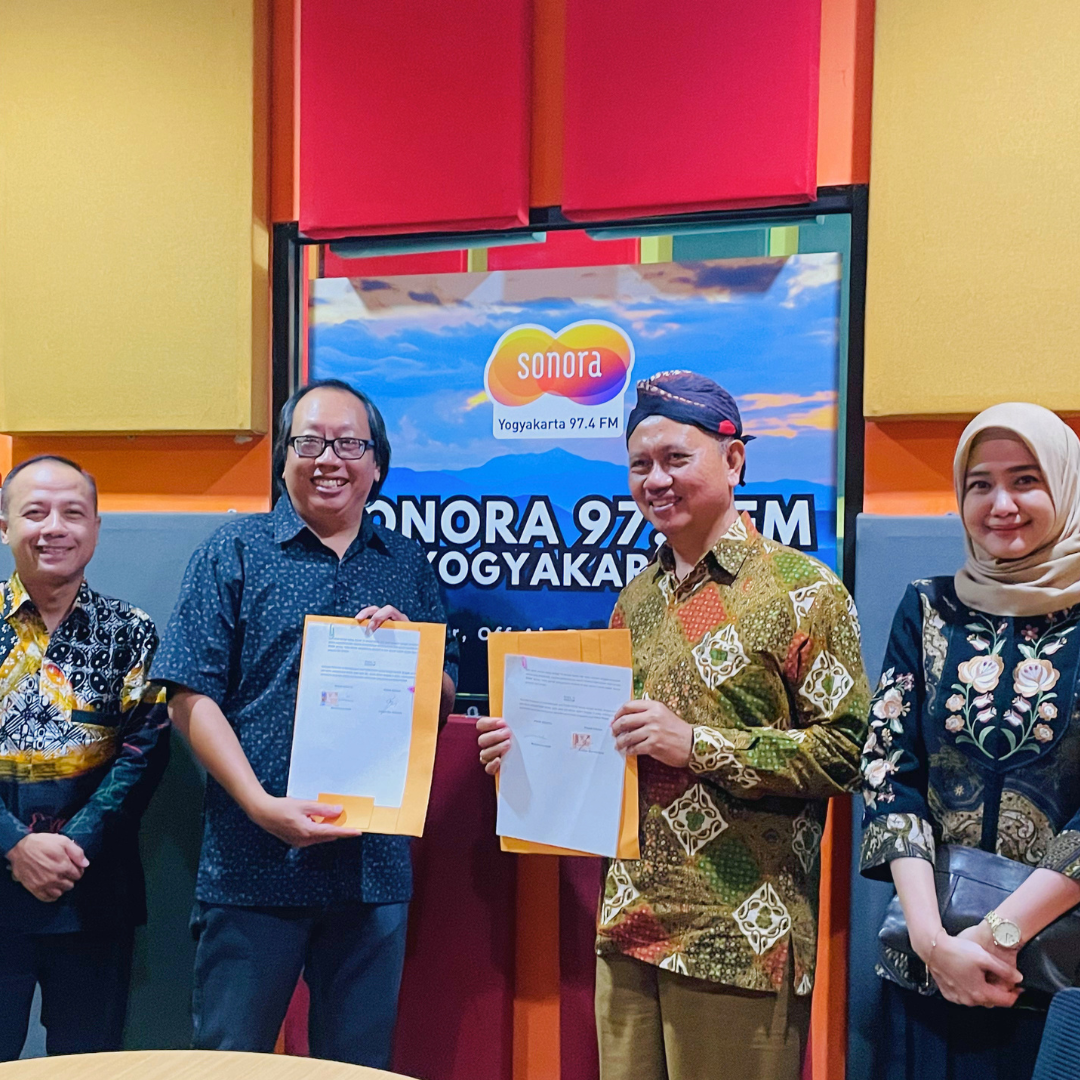 Bawaslu DIY dan Sonora FM memperkuat sinergi edukasi politik dan pengawasan partisipatif melalui dialog publik yang dirangkai dengan penandatanganan Perjanjian Kerja Sama (PKS)