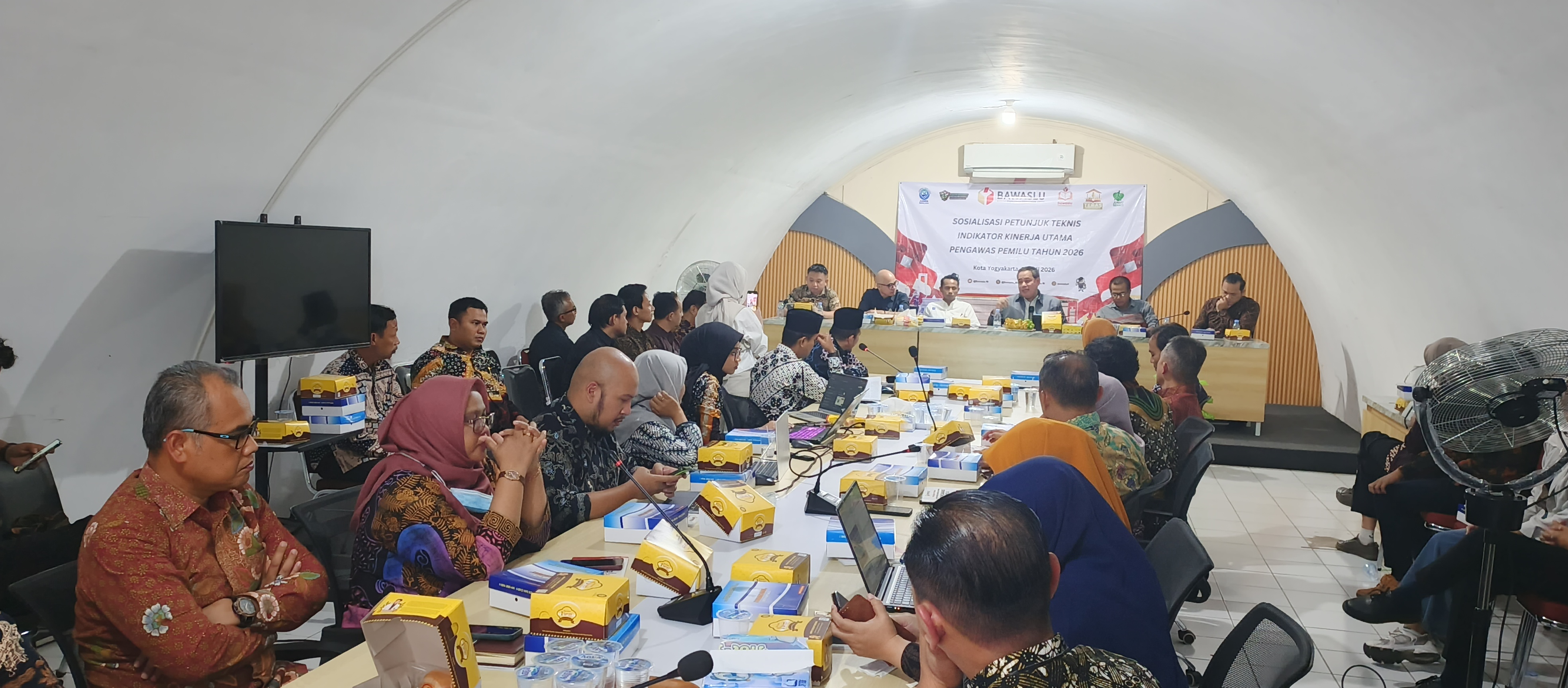 Bawaslu RI memaparkan Indikator Kinerja Utama (IKU) kepada Bawaslu DIY dan Bawaslu Kabupaten/Kota se-DIY sebagai sebuah langkah penguatan akuntabilitas lembaga Bawaslu hingga tingkat Kabupaten/Kota
