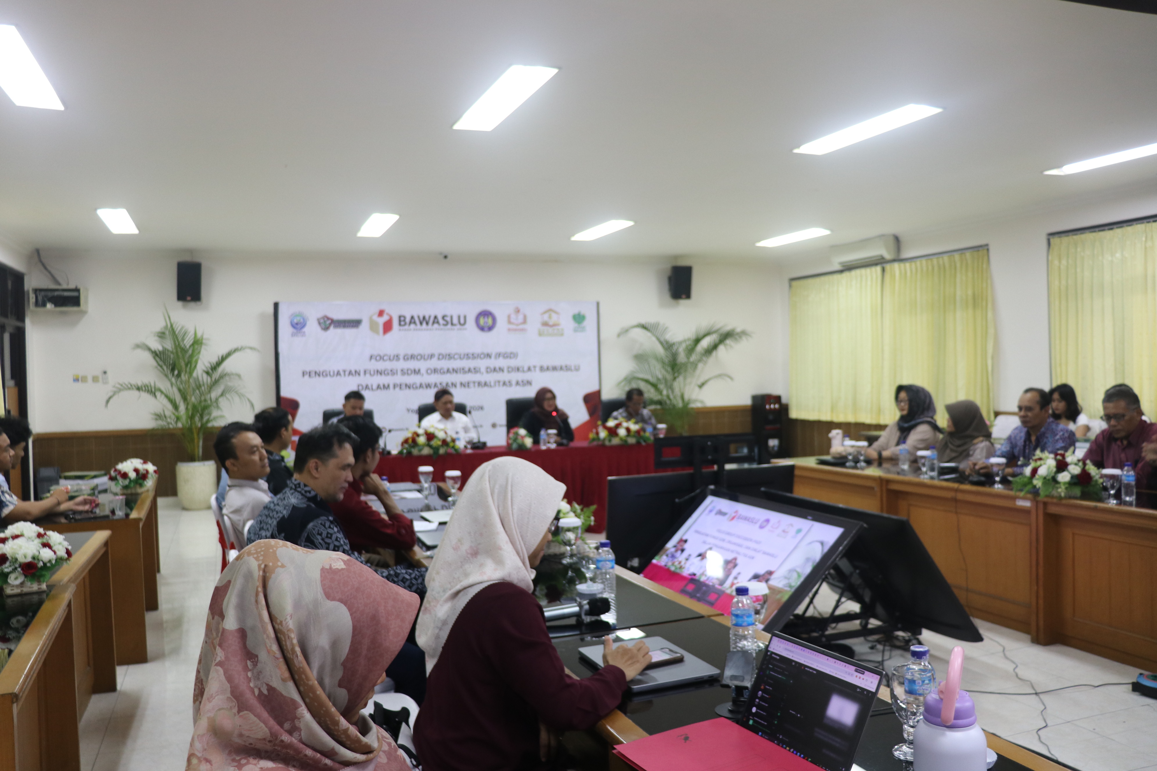 Bawaslu RI dan Bawaslu DIY berdiskusi dengan akademisi dari Universitas Negeri Yogyakarta (UNY) mengenai pengawasan dan penindakan netralitas ASN dan politik uang